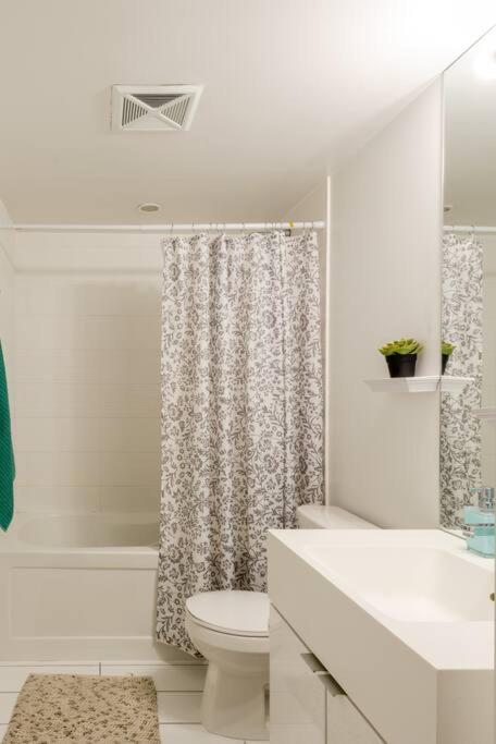 Stylish Downtown Lakeview Condo - One Free Parking Toronto Exterior foto