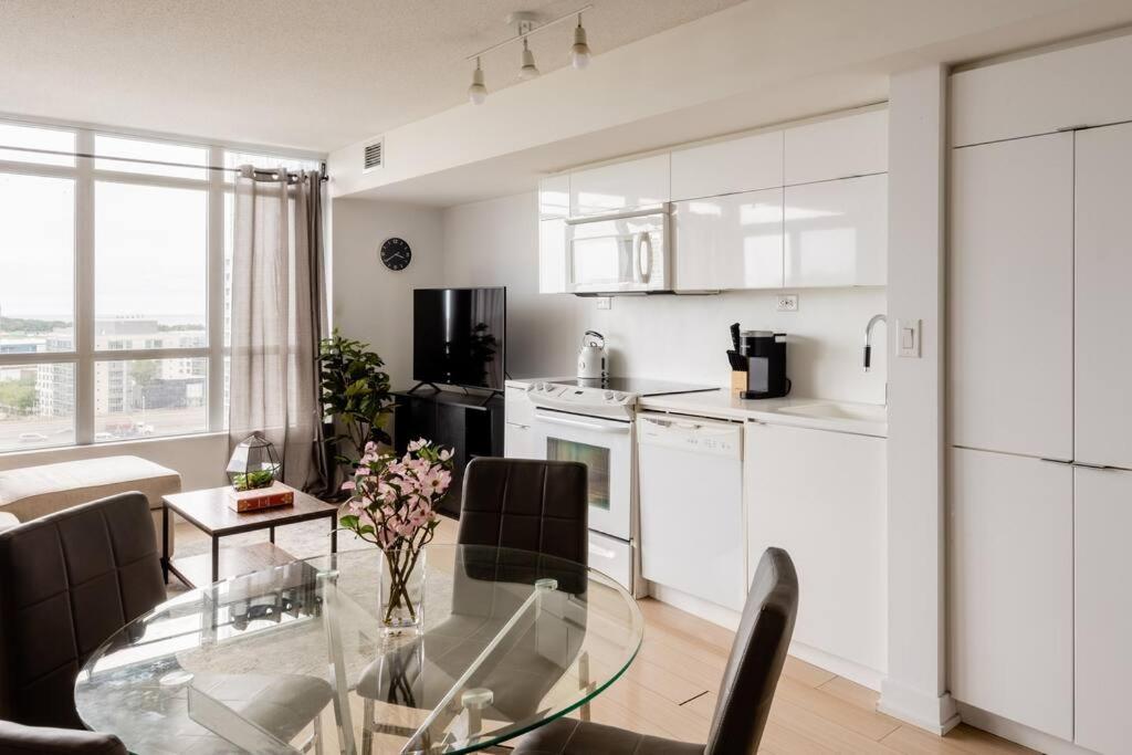 Stylish Downtown Lakeview Condo - One Free Parking Toronto Exterior foto