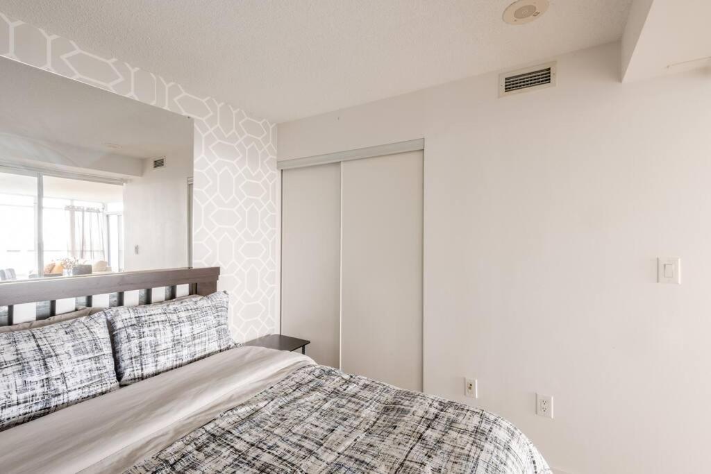 Stylish Downtown Lakeview Condo - One Free Parking Toronto Exterior foto