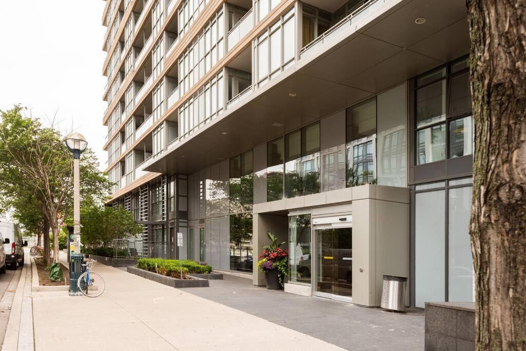 Stylish Downtown Lakeview Condo - One Free Parking Toronto Exterior foto