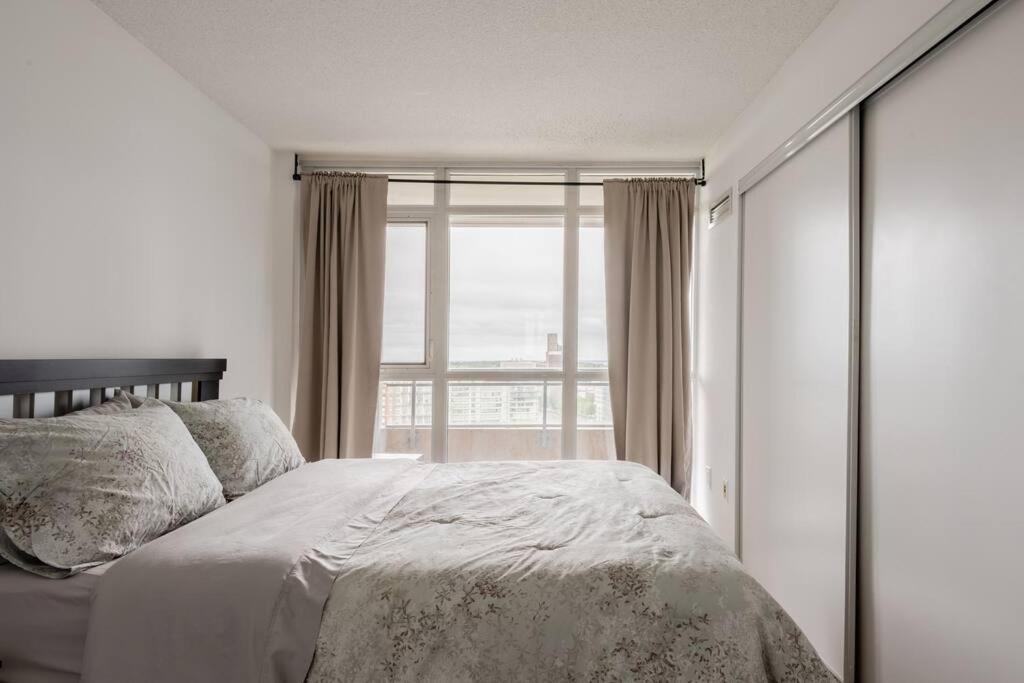 Stylish Downtown Lakeview Condo - One Free Parking Toronto Exterior foto