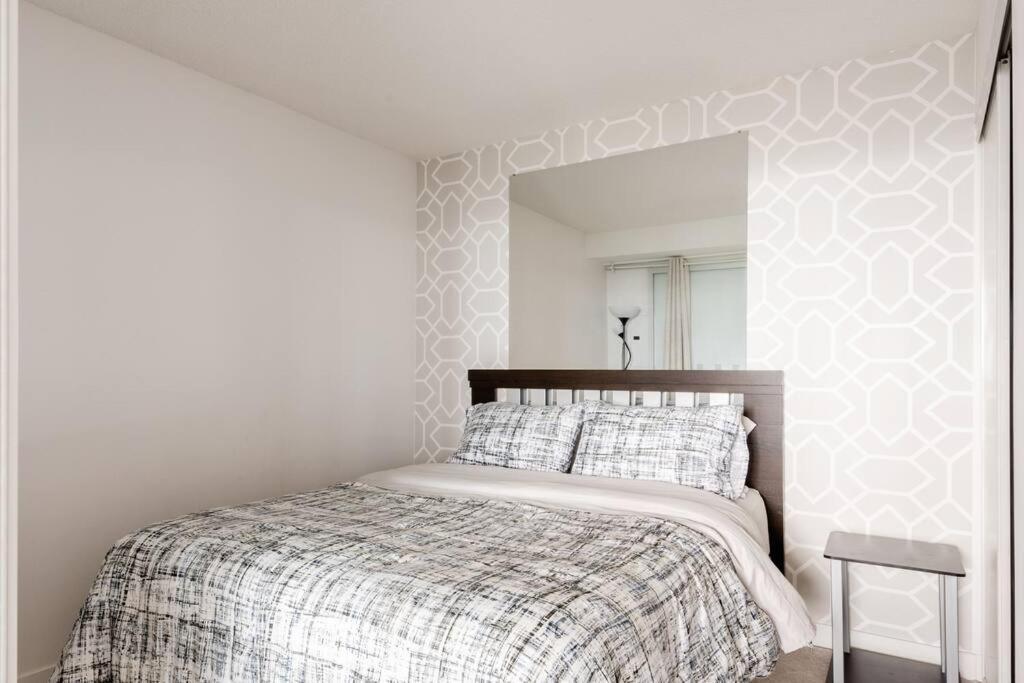 Stylish Downtown Lakeview Condo - One Free Parking Toronto Exterior foto