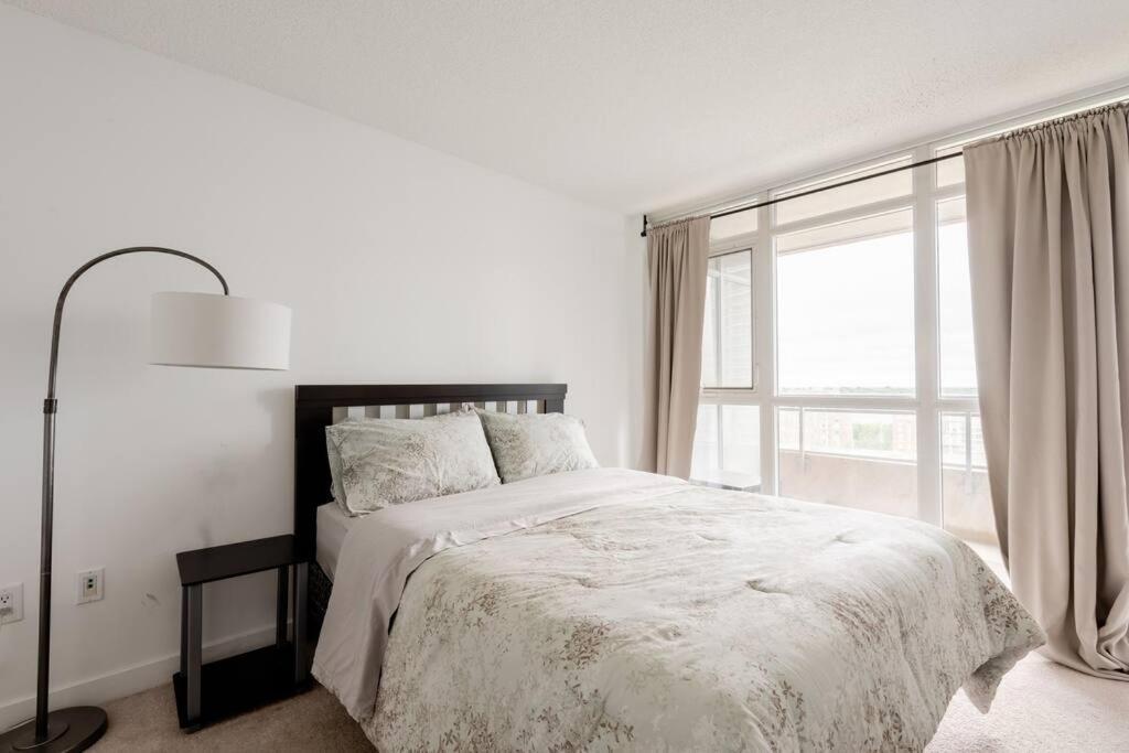 Stylish Downtown Lakeview Condo - One Free Parking Toronto Exterior foto