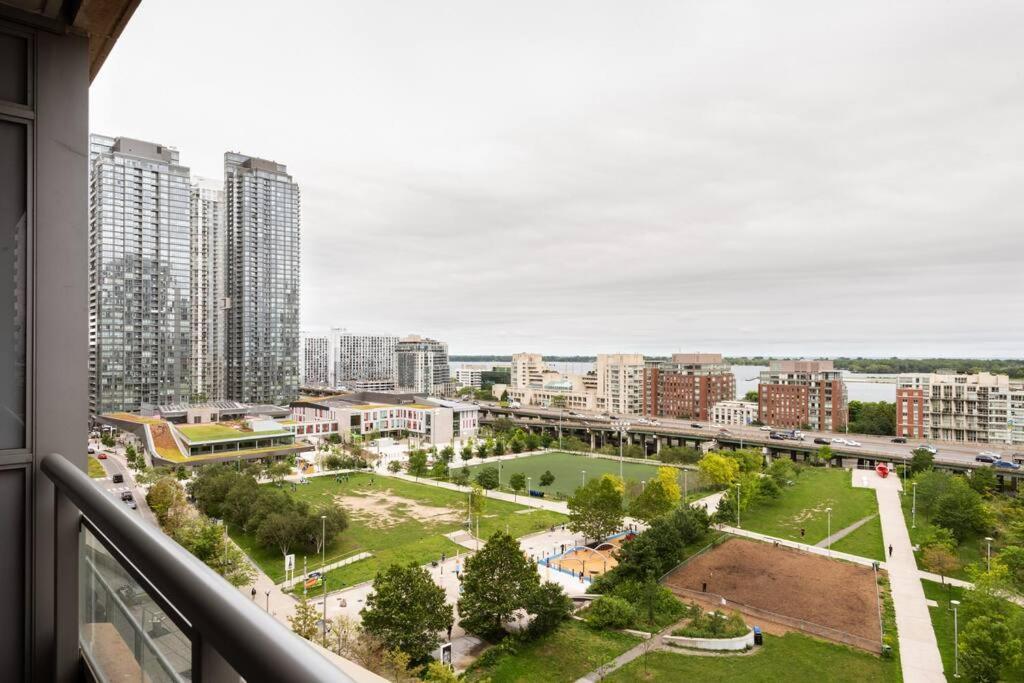 Stylish Downtown Lakeview Condo - One Free Parking Toronto Exterior foto